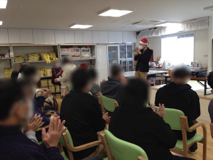拍手です　就業継続支援ライブリィ工房のクリスマス&忘年会イベントでマジシャンのマジックショー 東京都東大和市