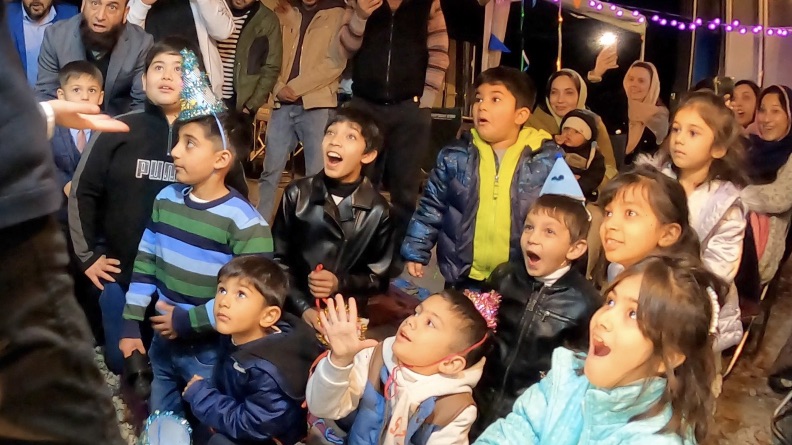 驚く子供たち 4歳のお誕生日国際屋外パーティーにマジシャン出張/派遣マジックショー 埼玉県狭山市