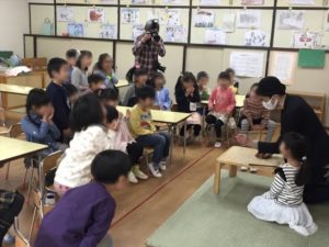 6歳児クラスでカップからデカイボールが出現 保育園の父母の会主催のお楽しみ会イベントでマジシャンのマジックショー 東京都練馬区