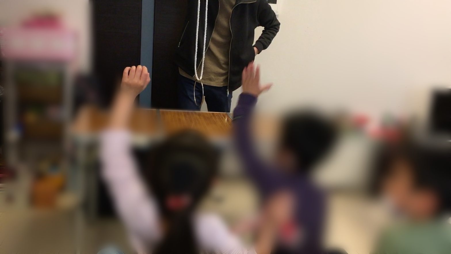 手を上げる子供 卒園入学お祝いホームパーティーでマジシャンの出張/派遣マジックショー 神奈川県茅ヶ崎市
