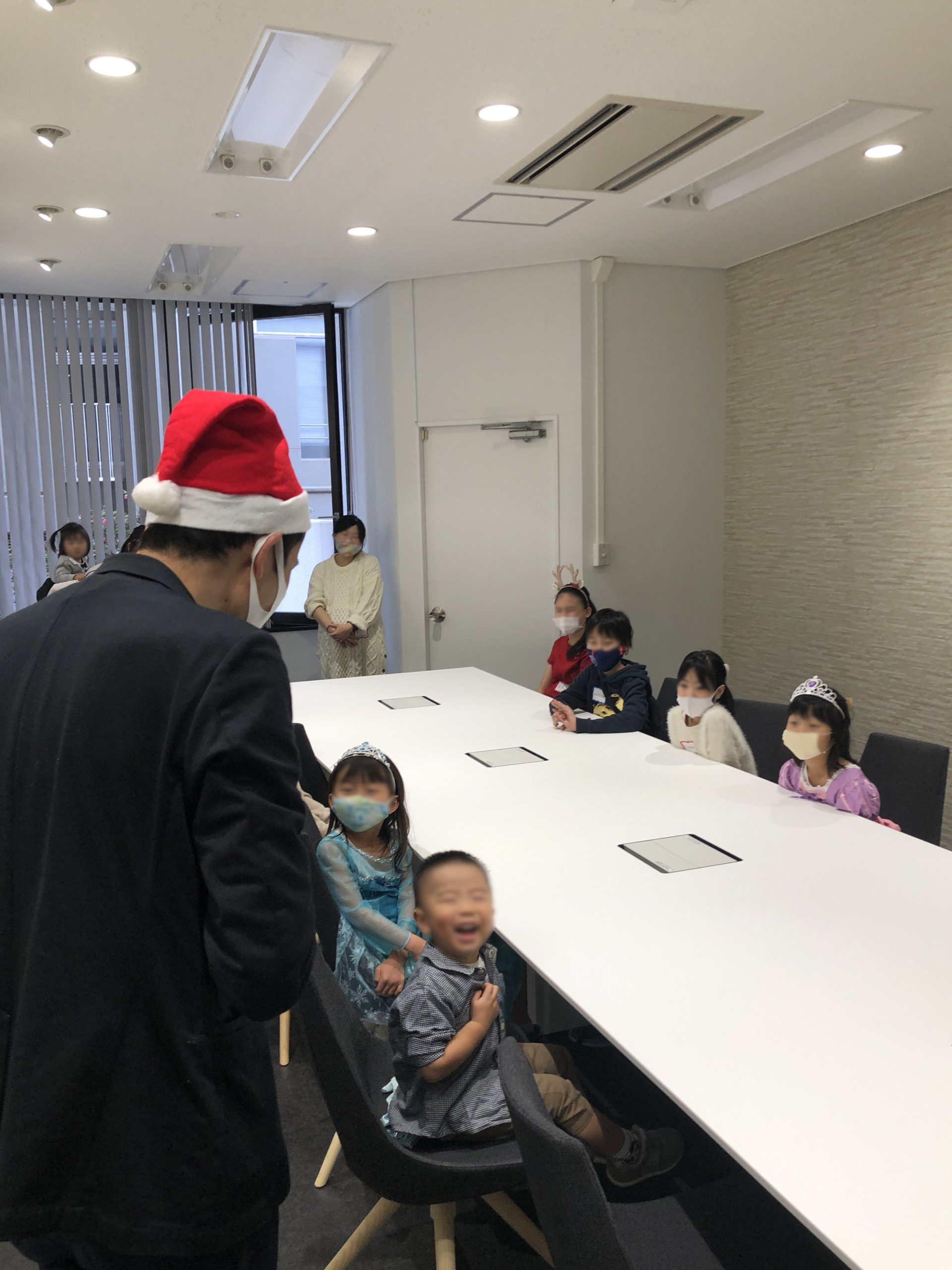 1歳の子の笑顔 子供向け 企業のファミリークリスマスパーティーでマジシャンのマジックショー 東京都千代田区
