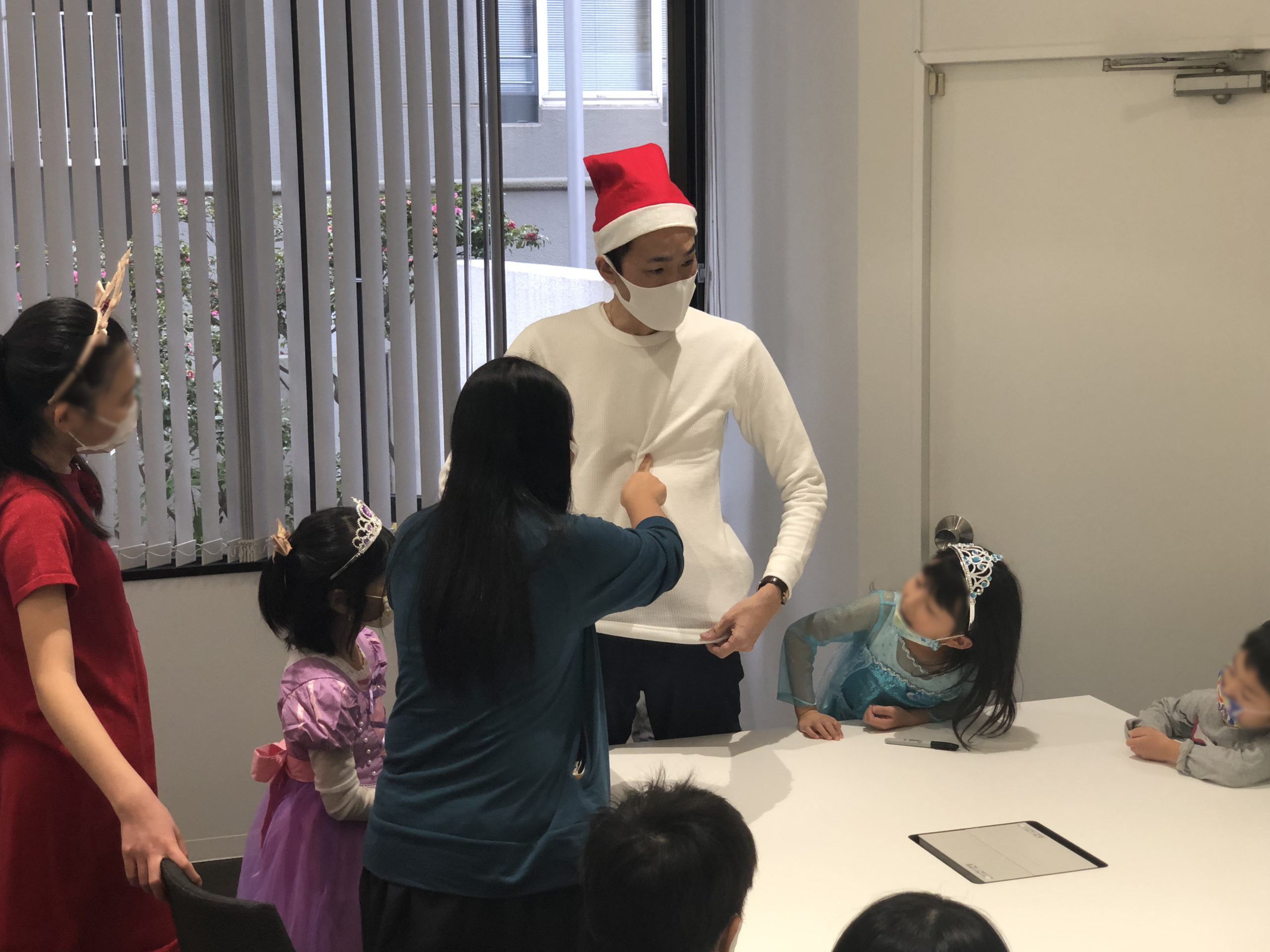 マジシャンを触る子 子供向け 企業のファミリークリスマスパーティーでマジシャンのマジックショー 東京都千代田区