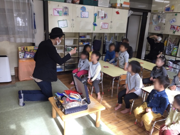 4歳児クラスで光が出現　保育園の父母の会主催のお楽しみ会イベントでマジシャンのマジックショー 東京都練馬区