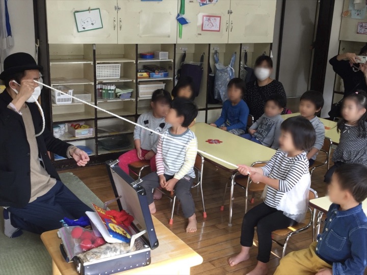4歳児クラスで園児とロープの引っ張り合い　保育園の父母の会主催のお楽しみ会イベントでマジシャンのマジックショー 東京都練馬区