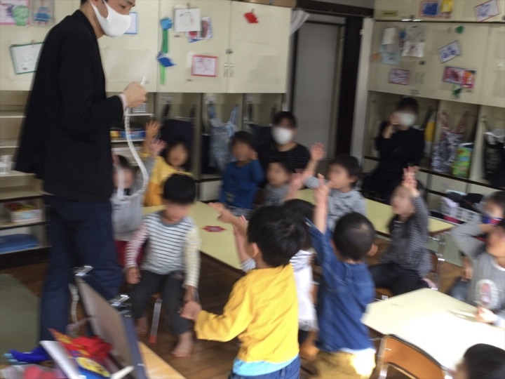 4歳児クラスでロープを切りたい園児 保育園の父母の会主催のお楽しみ会イベントでマジシャンのマジックショー 東京都練馬区