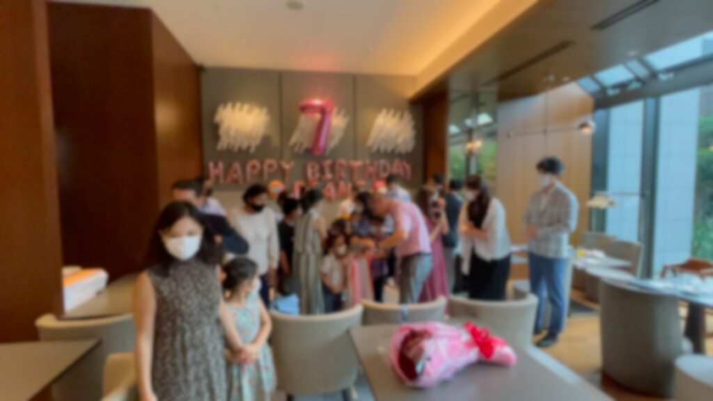 お誕生日パーティーの会場と出席者の皆さん　7歳の女の子のバースデーパーティーに出張マジシャンマジックショー 千代田区東京都