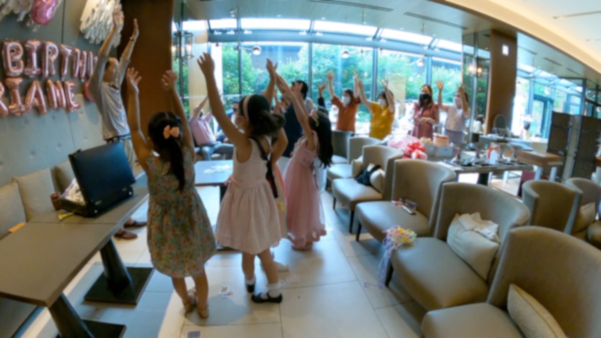 みんなで手をあげて　7歳の女の子のバースデーパーティーに出張マジシャンマジックショー 千代田区東京都