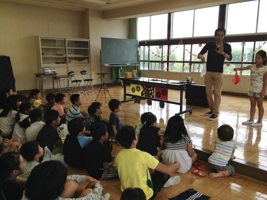 消えるシルク　子供会の夏休みお楽しみ会で出張マジシャン子供向けマジックショー in 東京都国立市小学校
