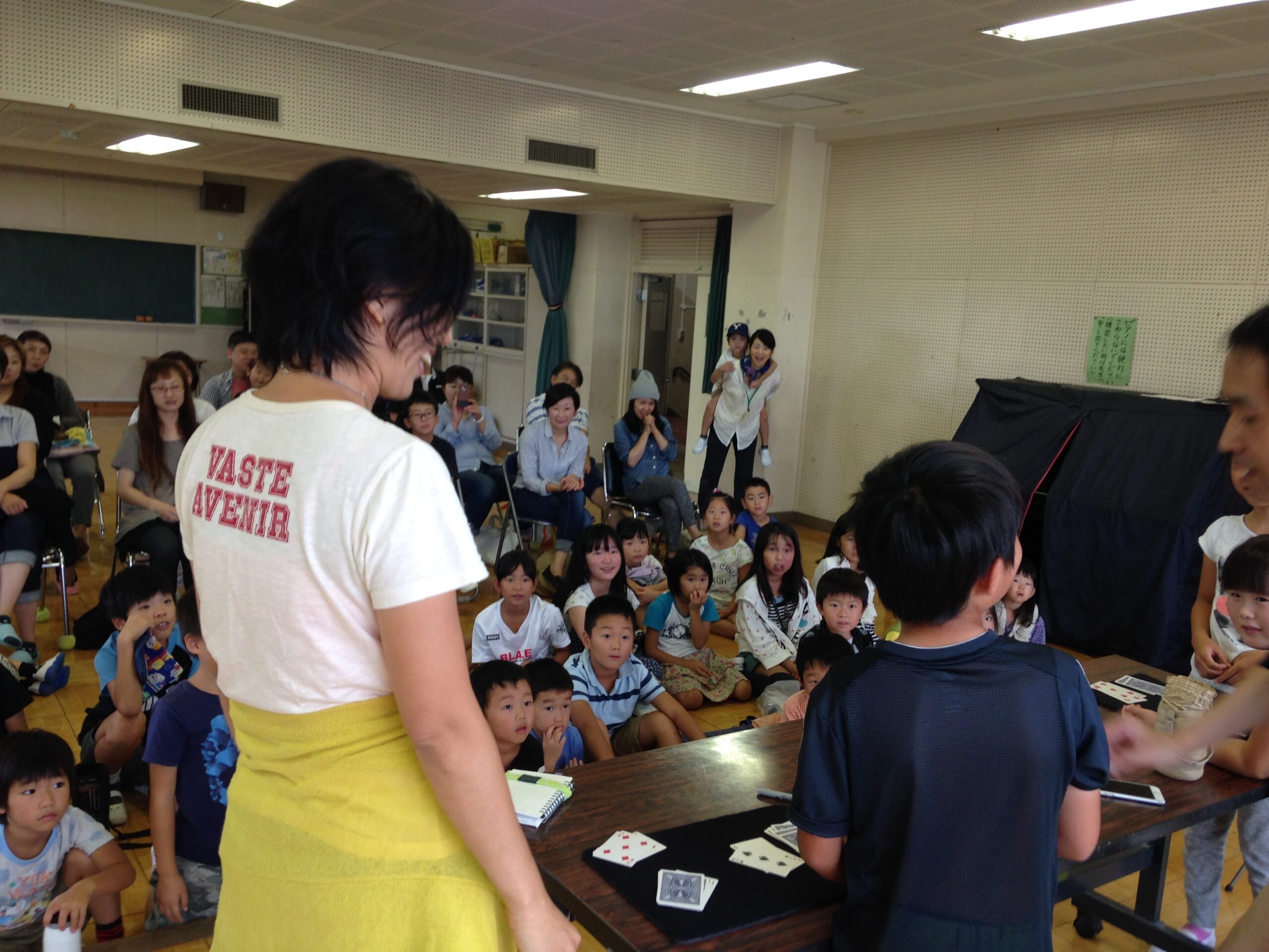 保護者も参加　子供会の夏休みお楽しみ会で出張マジシャン子供向けマジックショー in 東京都国立市小学校