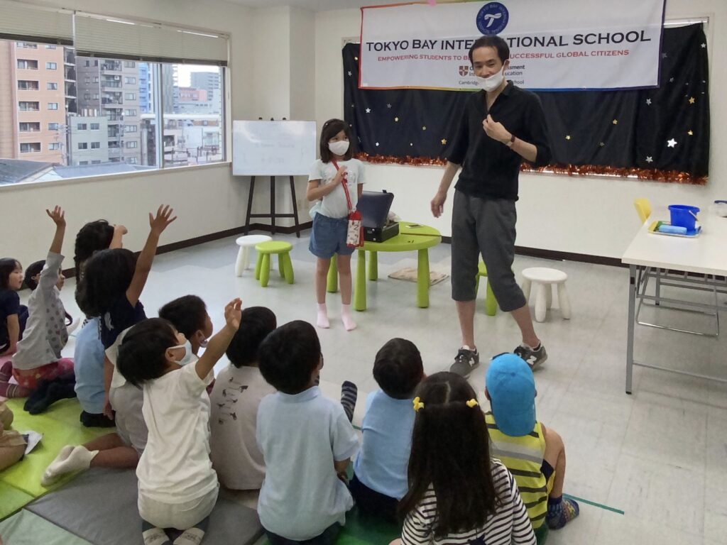 子供のお手伝い 東京ベイインターナショナルサマースクールでマジシャンの子供向けマジックショー