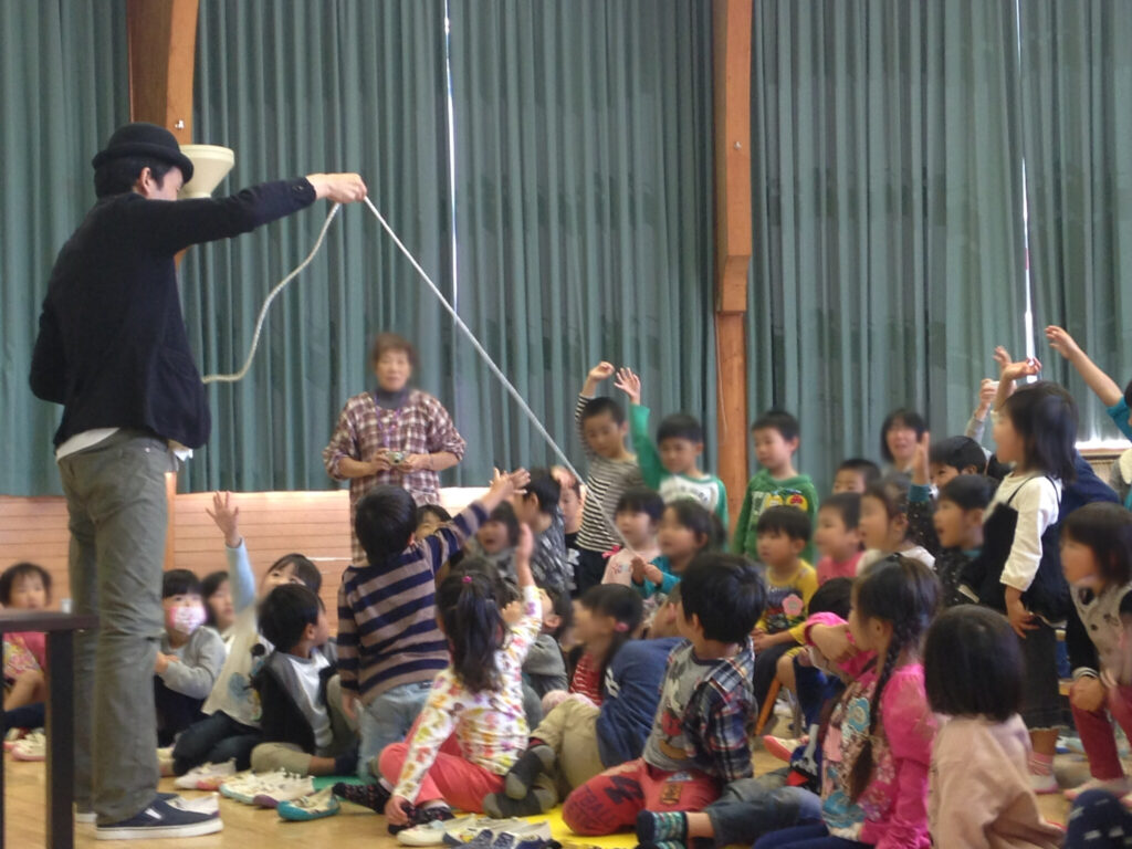 幼稚園でマジシャンの幼児向けマジックショー