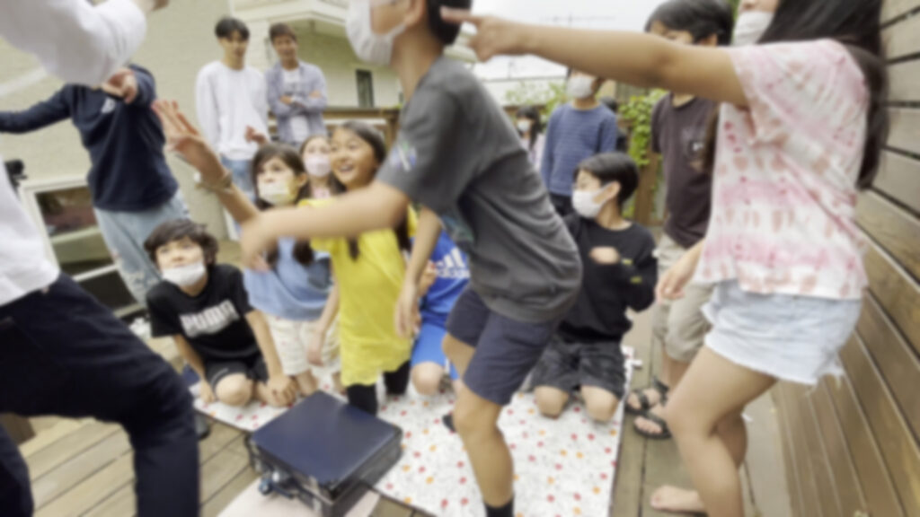 チョキをせがむ子供たち　10歳のバースデーパーティーでインターナショナルスクールの子どもたちにマジックショー 横浜市, 神奈川県