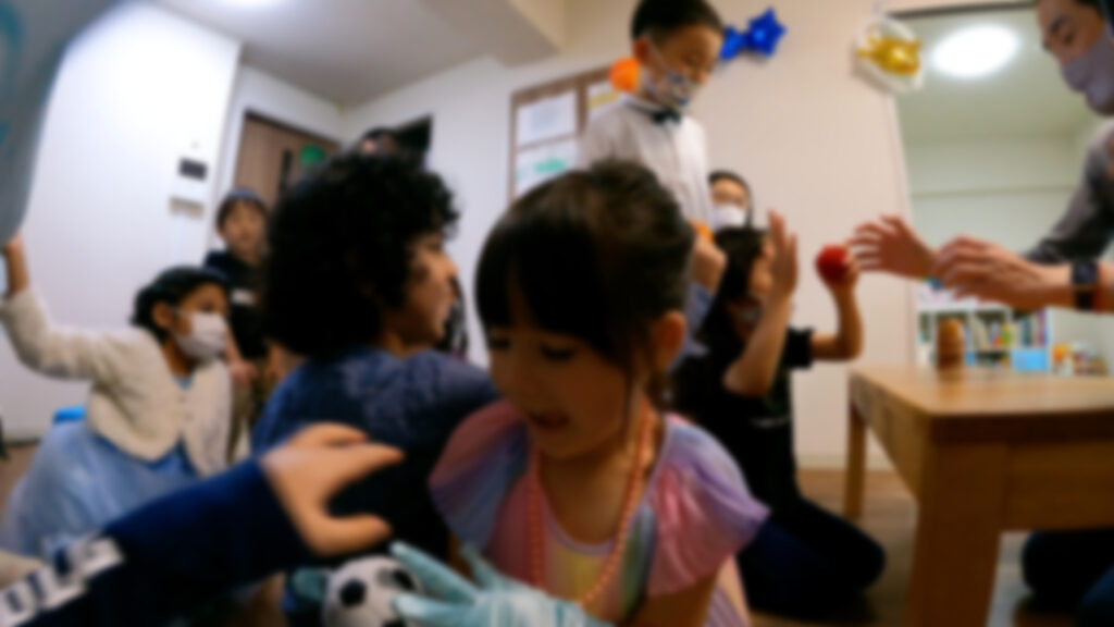 出現した大きなボールに喜ぶ子供　6歳男の子のバースデーパーティー 江戸川区, 東京都