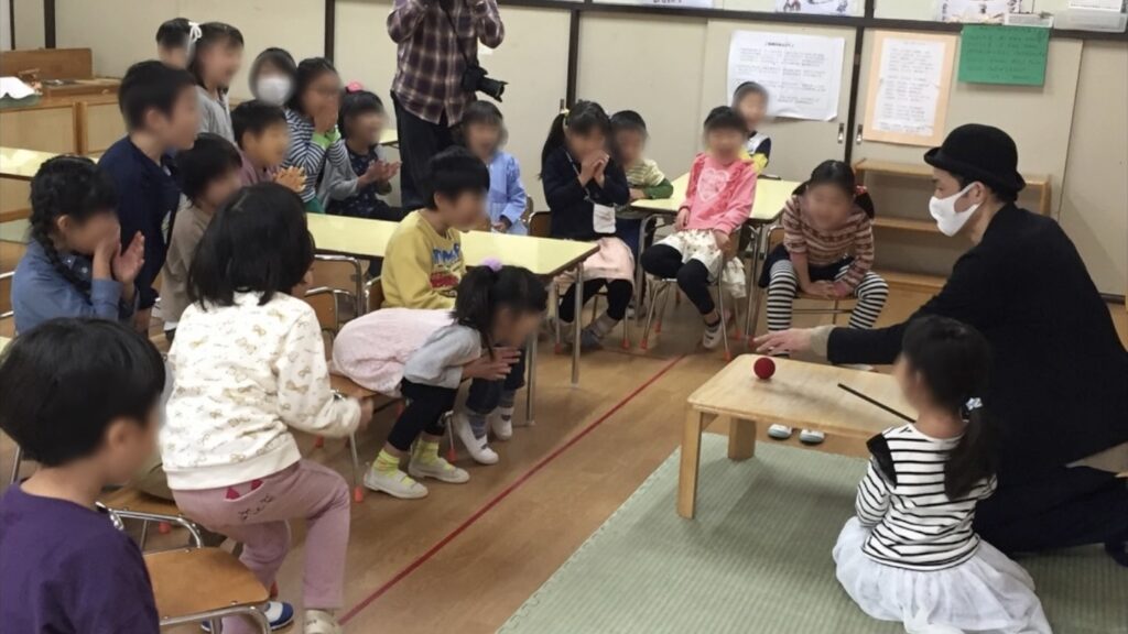 6歳児クラスで驚く子供たち 保育園の父母の会主催のお楽しみ会イベントでマジシャンの出張/派遣マジックショー 東京都練馬区