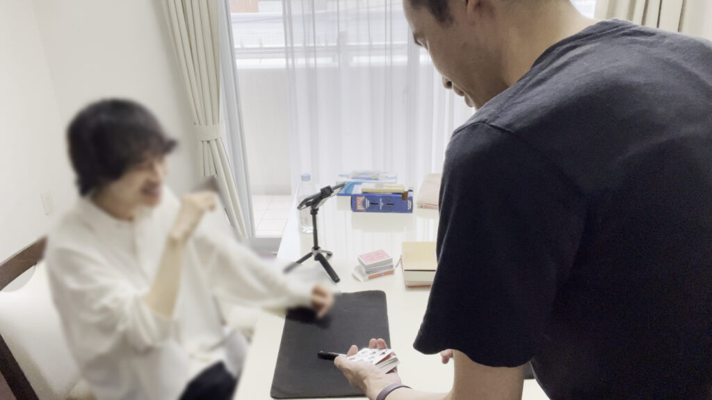 初めてみるカードが一番上に上がってくるやつに驚く生徒さん 25歳初心者の方にマジックレッスン 渋谷区, 東京都
