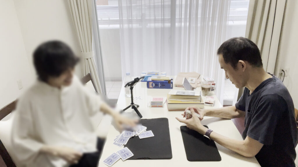 スプリングに挑戦するがカードをばらまく生徒 25歳初心者の方にマジックレッスン 渋谷区, 東京都