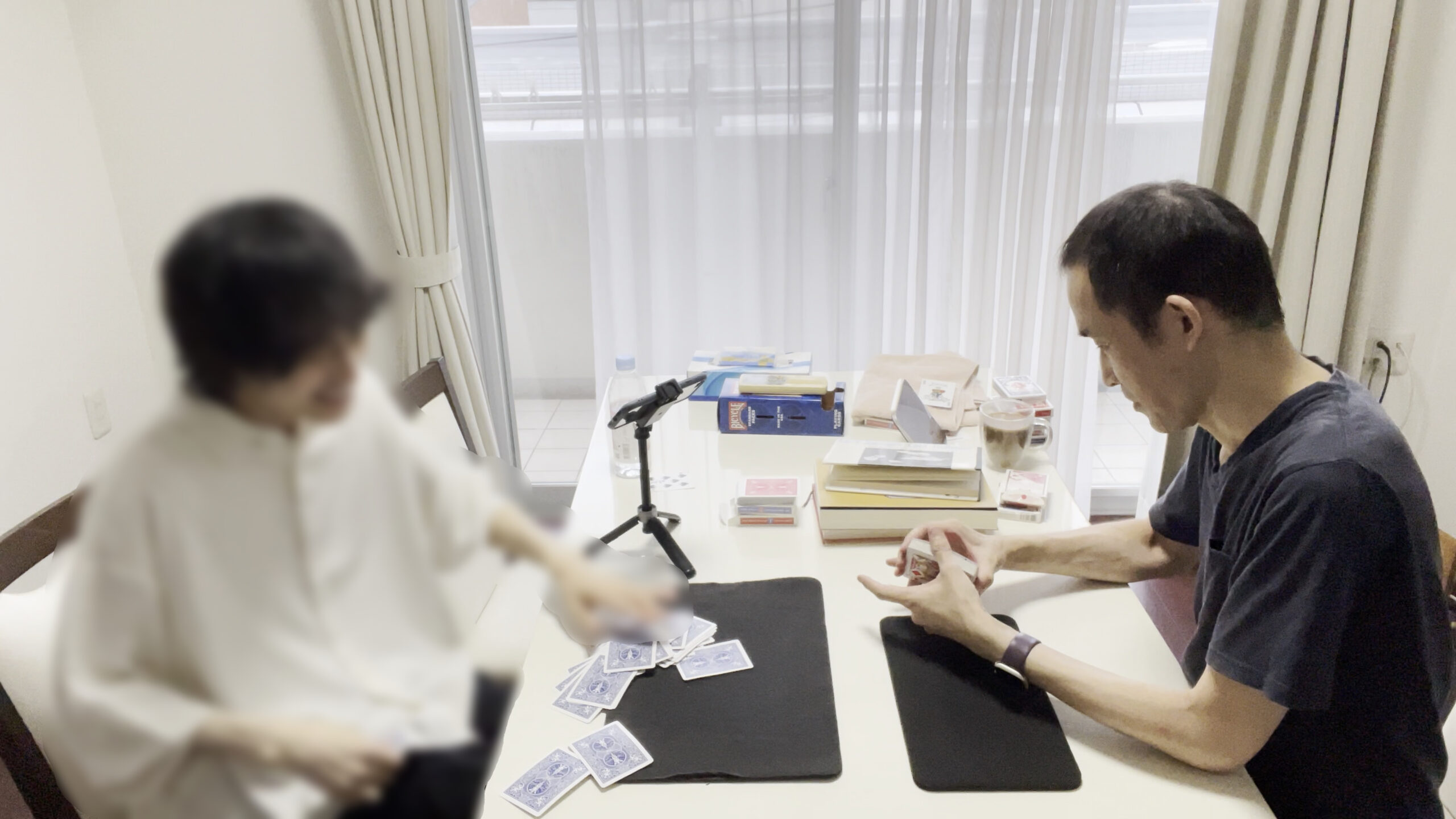 スプリングに挑戦するがカードをばらまく生徒　25歳初心者の方にマジックレッスン 渋谷区, 東京都