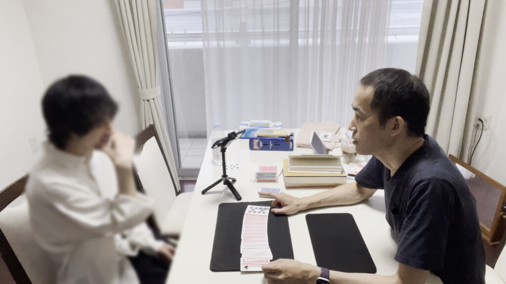 カットの説明をするマジシャンと驚く生徒さん　25歳初心者の方にマジックレッスン 渋谷区, 東京都