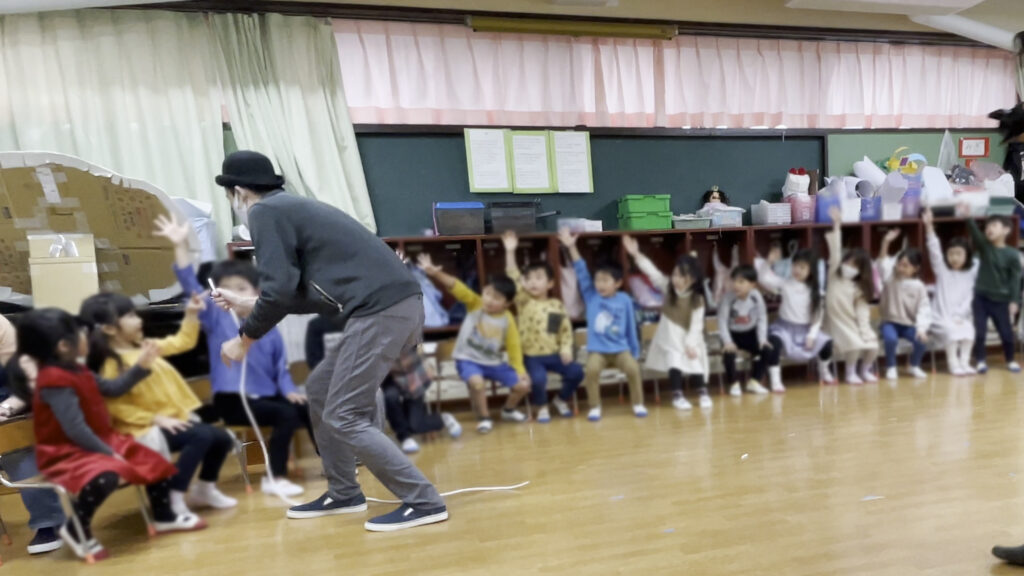 魔法のチョキでロープ切りにチャレンジする園児　5歳児クラス　保育園の父母の会お楽しみ会に出張マジシャンマジックショー 練馬区, 東京都