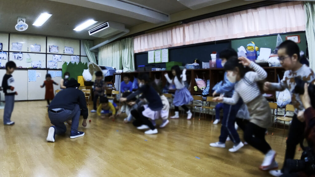 大量に増殖したスポンジボールに群がる園児たち　5歳児クラス　保育園の父母の会お楽しみ会に出張マジシャンマジックショー 練馬区, 東京都