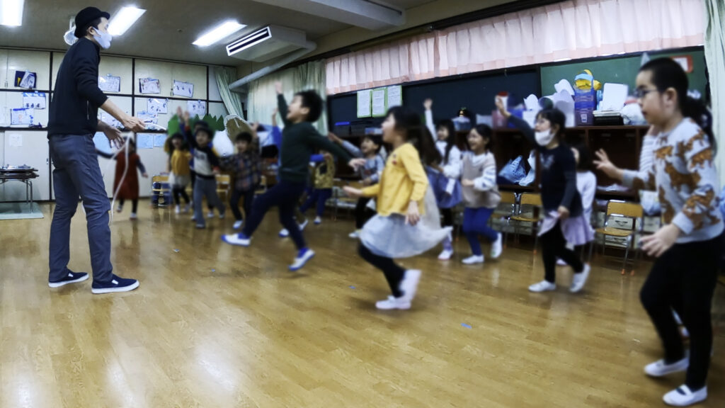 一斉にマジシャンに近づく保育園の園児たち　5歳児クラス　保育園の父母の会お楽しみ会に出張マジシャンマジックショー 練馬区, 東京都