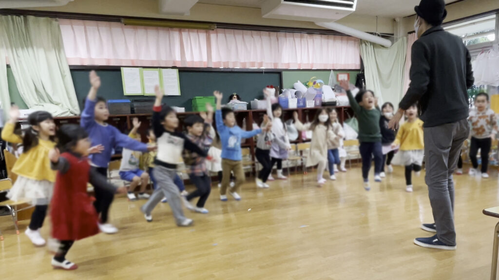 マジシャンの手伝いをしたい園児たち　5歳児クラス　保育園の父母の会お楽しみ会に出張マジシャンマジックショー 練馬区, 東京都