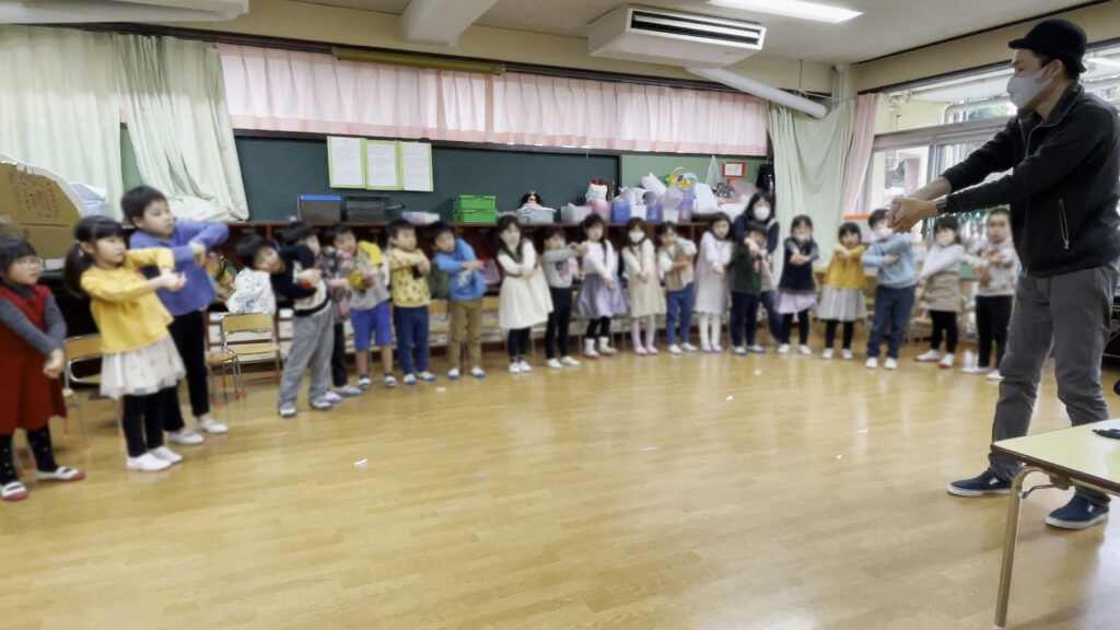 なぜか腕が解けない園児たち　5歳児クラス　保育園の父母の会お楽しみ会に出張マジシャンマジックショー 練馬区, 東京都