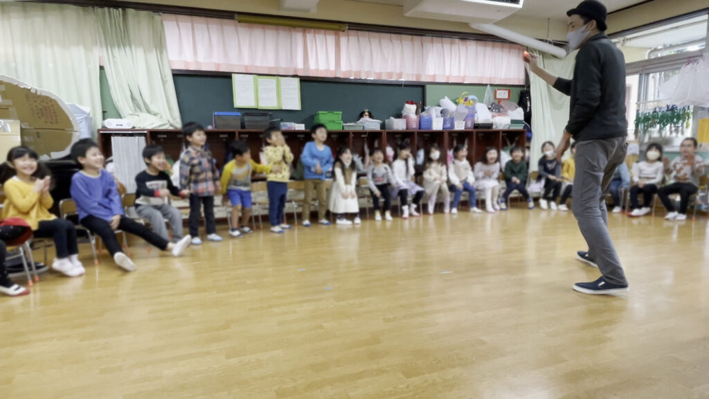 園児の耳から不思議な赤い光が！　5歳児クラス　保育園の父母の会お楽しみ会に出張マジシャンマジックショー 練馬区, 東京都