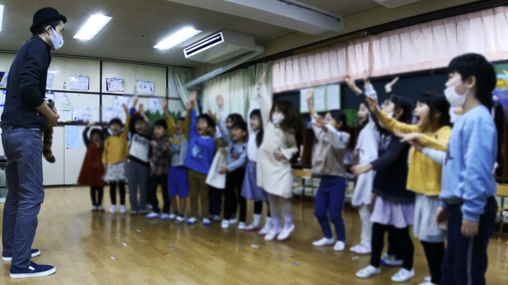 魔法のぬいぐるみに触りたい人？　5歳児クラス　保育園の父母の会お楽しみ会に出張マジシャンマジックショー 練馬区, 東京都