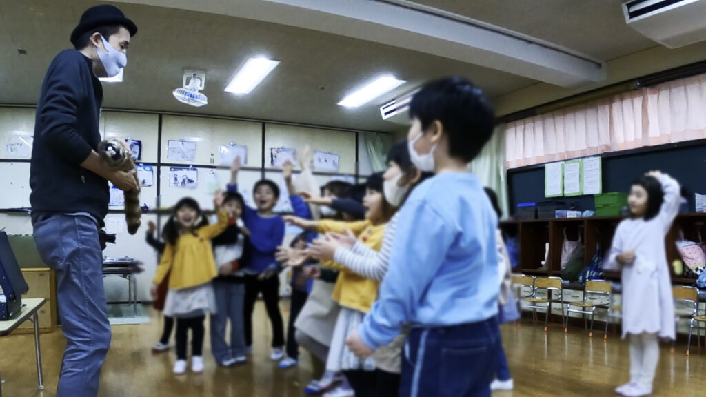 ロッキーくんん異触りたい園児たち　5歳児クラス　保育園の父母の会お楽しみ会に出張マジシャンマジックショー 練馬区, 東京都