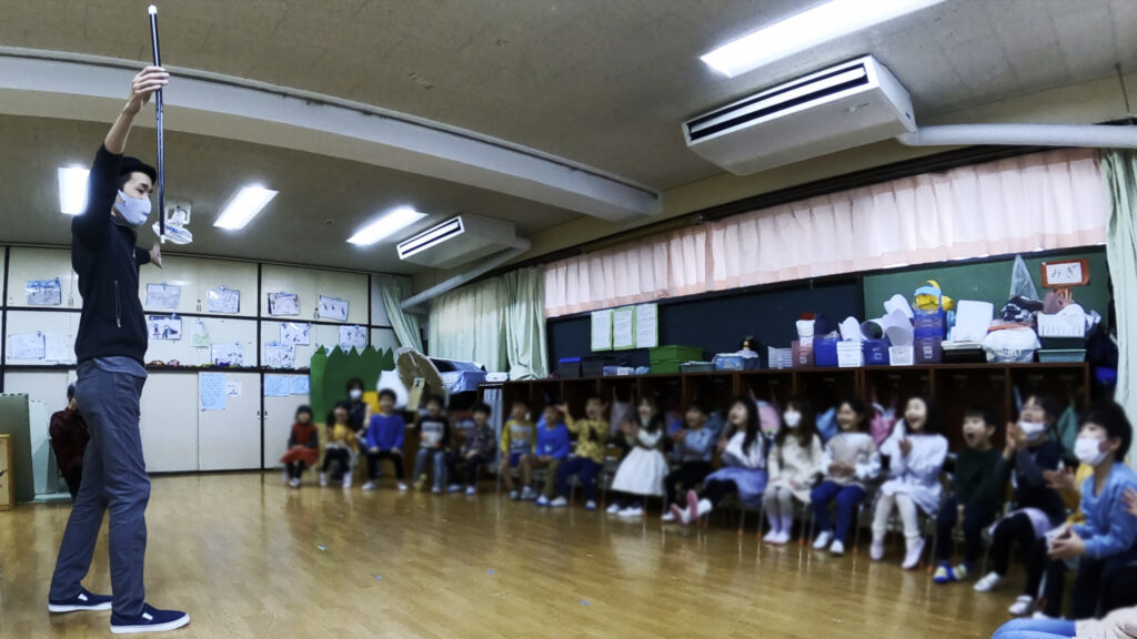 マジシャンの派手な登場に拍手する園児たち　5歳児クラス　保育園の父母の会お楽しみ会に出張マジシャンマジックショー 練馬区, 東京都