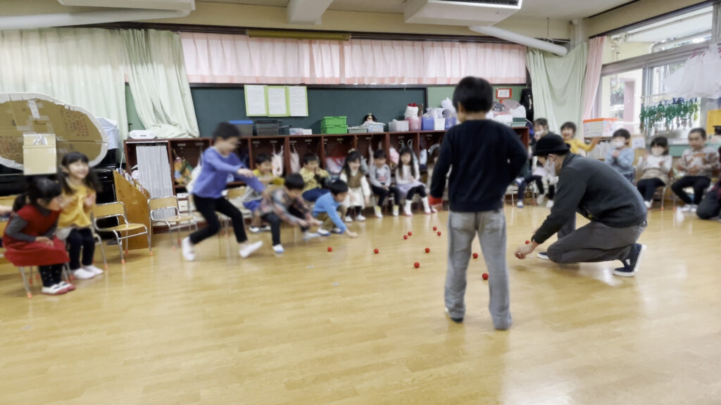 スポンジに群がる子供たち　5歳児クラス　保育園の父母の会お楽しみ会に出張マジシャンマジックショー 練馬区, 東京都