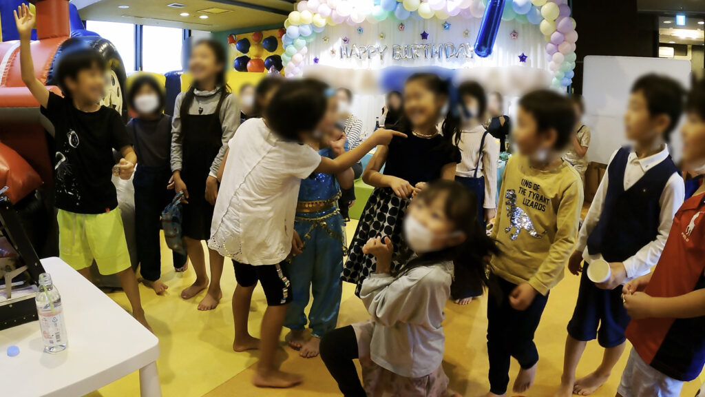 謎の光が子供のアゴから出てきた！！ 7歳3名合同誕生会出張マジシャン 渋谷区, 東京都