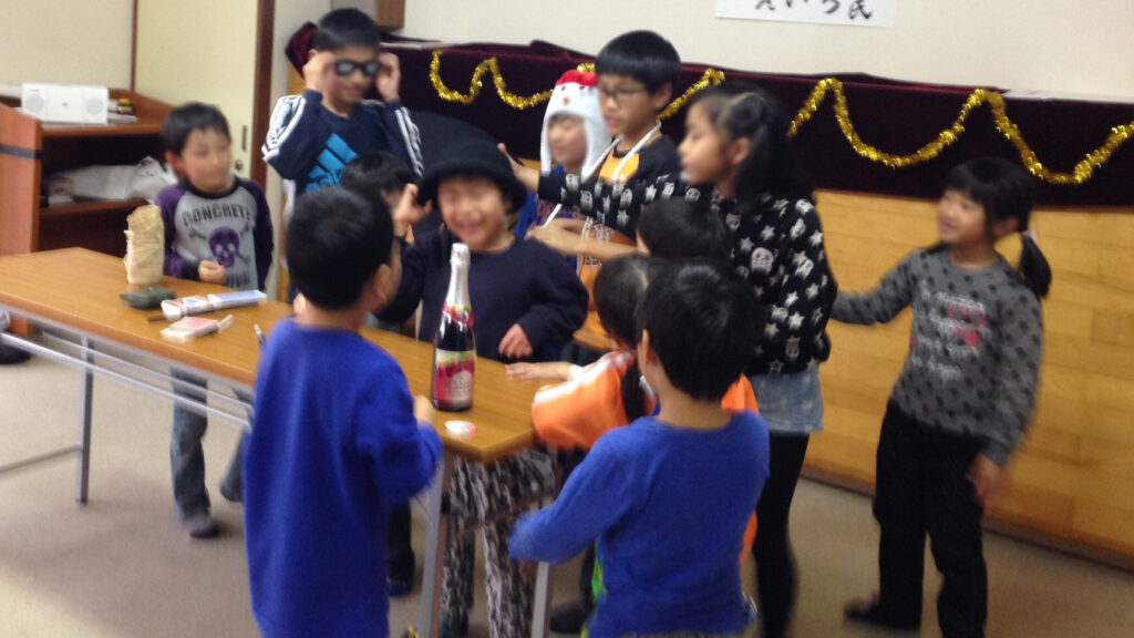 2人前に来て欲しかったのだが沢山やって来て占領されてしまった 習字教室クリスマス会で出張マジシャン子供向けマジックショー in 東京都府中市分倍河原