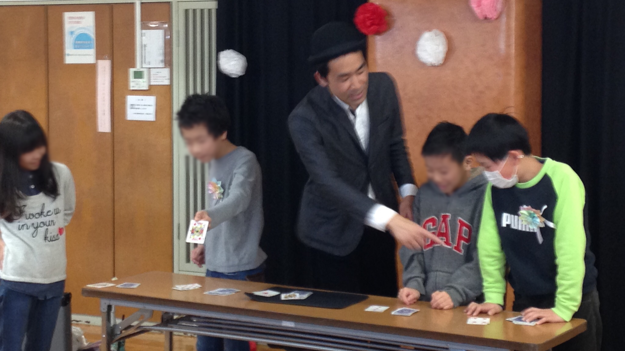 子供たち参加のカードマジック！ 子供会の『６年生を送る会』でマジシャンの子供向け マジックショー in 神奈川県横浜市