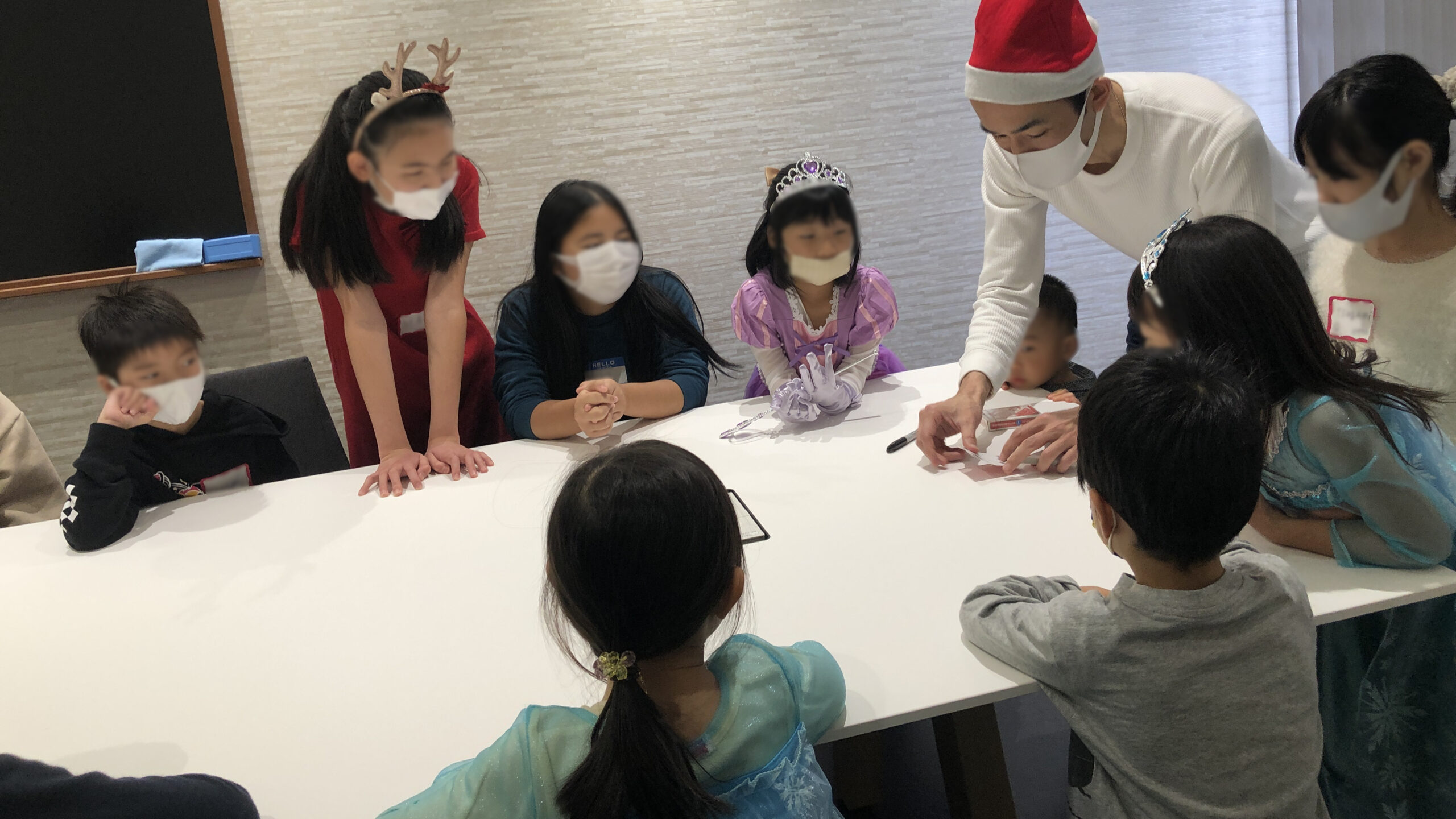 注目する子供たち 子供向け 企業のファミリークリスマスパーティーでマジシャンのマジックショー 東京都千代田区