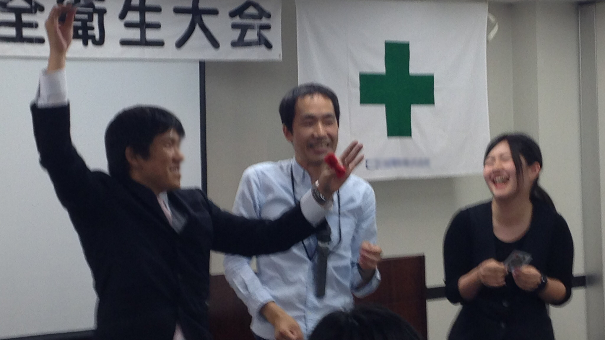 男性の方にはおまじないをかけてもらっている。 企業の安全衛生大会の催しでマジックショー 港区, 東京都