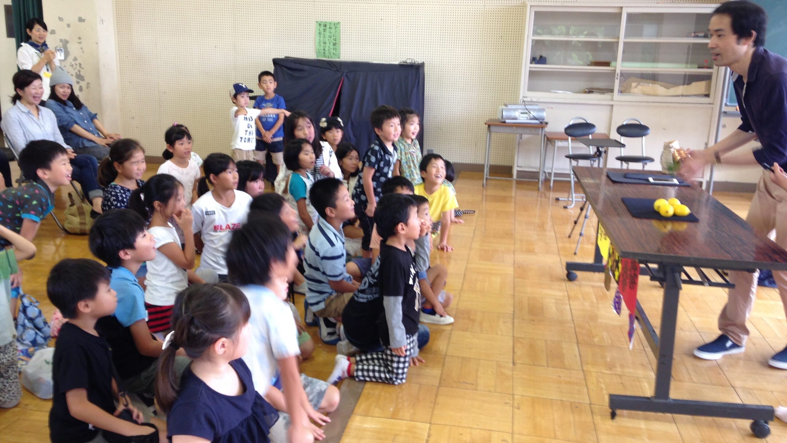 最後はレモンが！　子供会の夏休みお楽しみ会で出張マジシャン子供向けマジックショー in 東京都国立市小学校