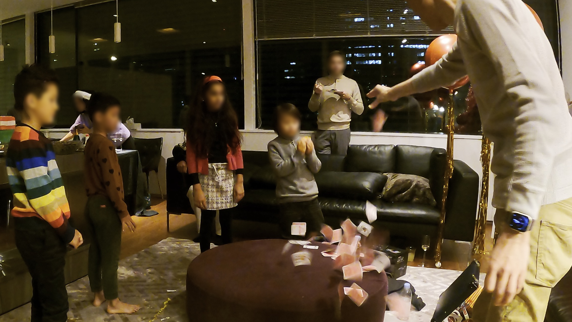 トランプをばら撒くマジシャン！ 8歳男子誕生日パーティ 出張マジシャン 港区, 東京都