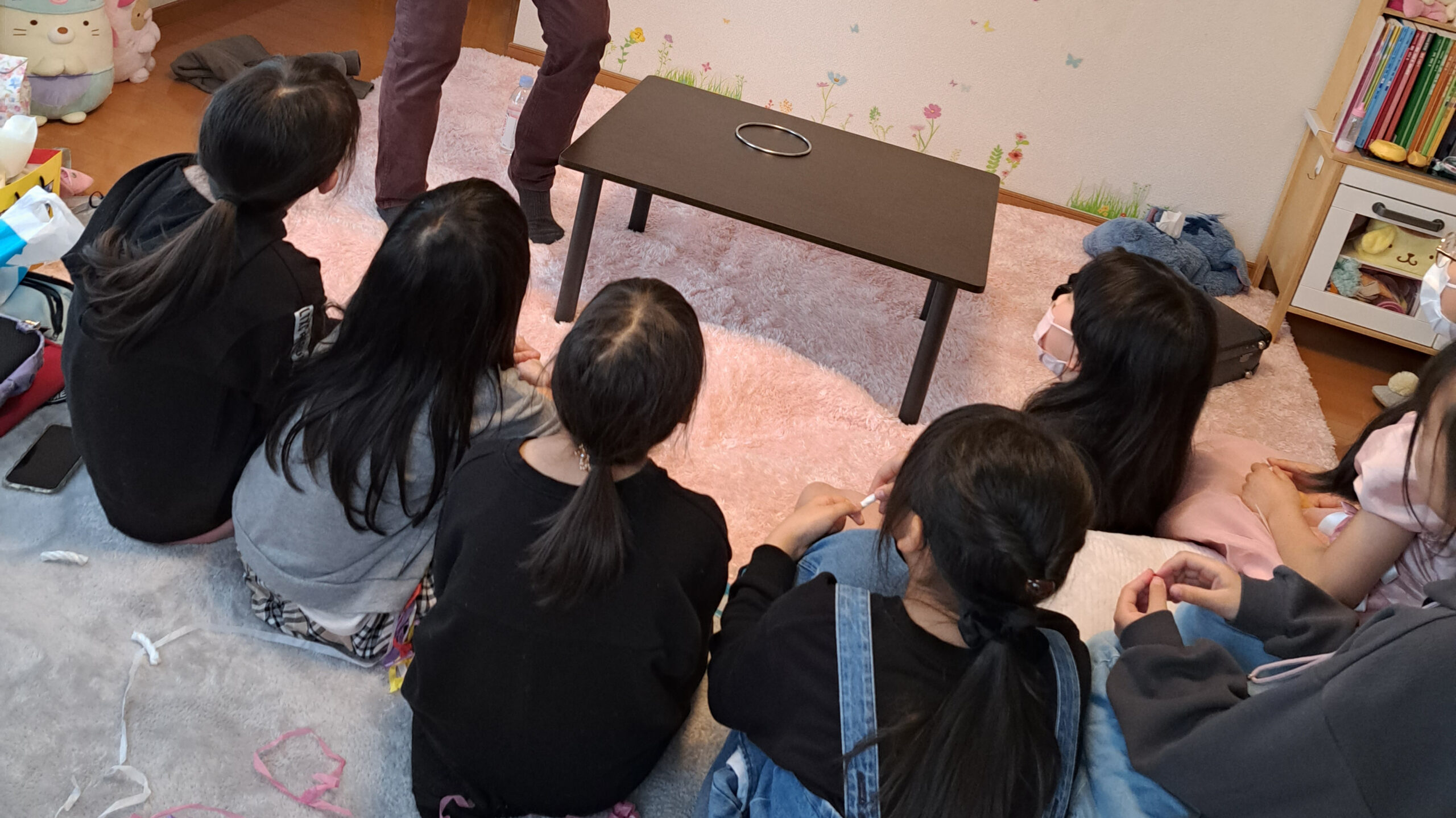 マジックショーをみる子供達 10歳娘お誕生日会でマジックショー 横浜市, 神奈川県