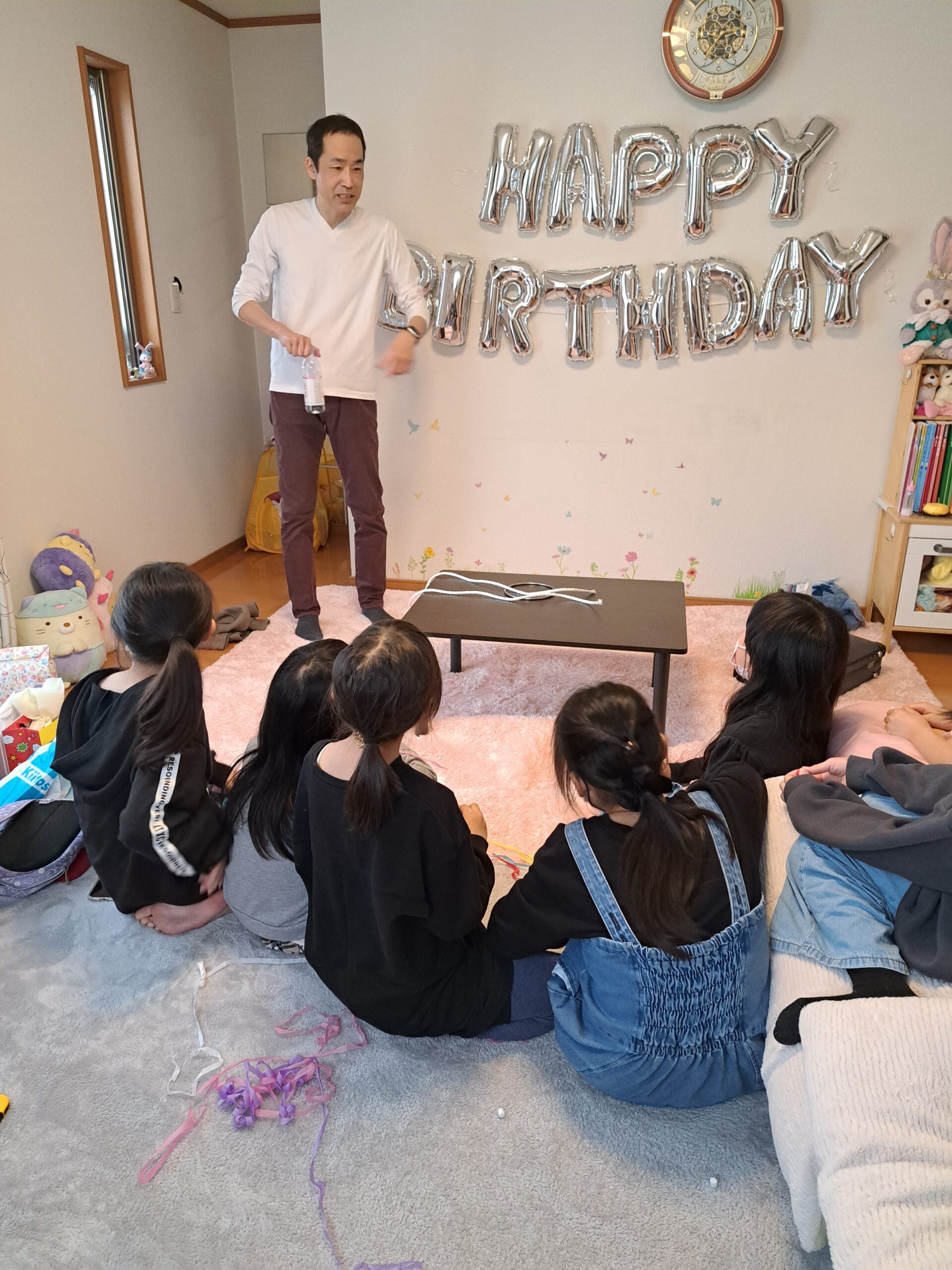 子供たちはじゅうたんとソファーに座ってる 10歳娘誕生会でマジックショー 横浜市, 神奈川県