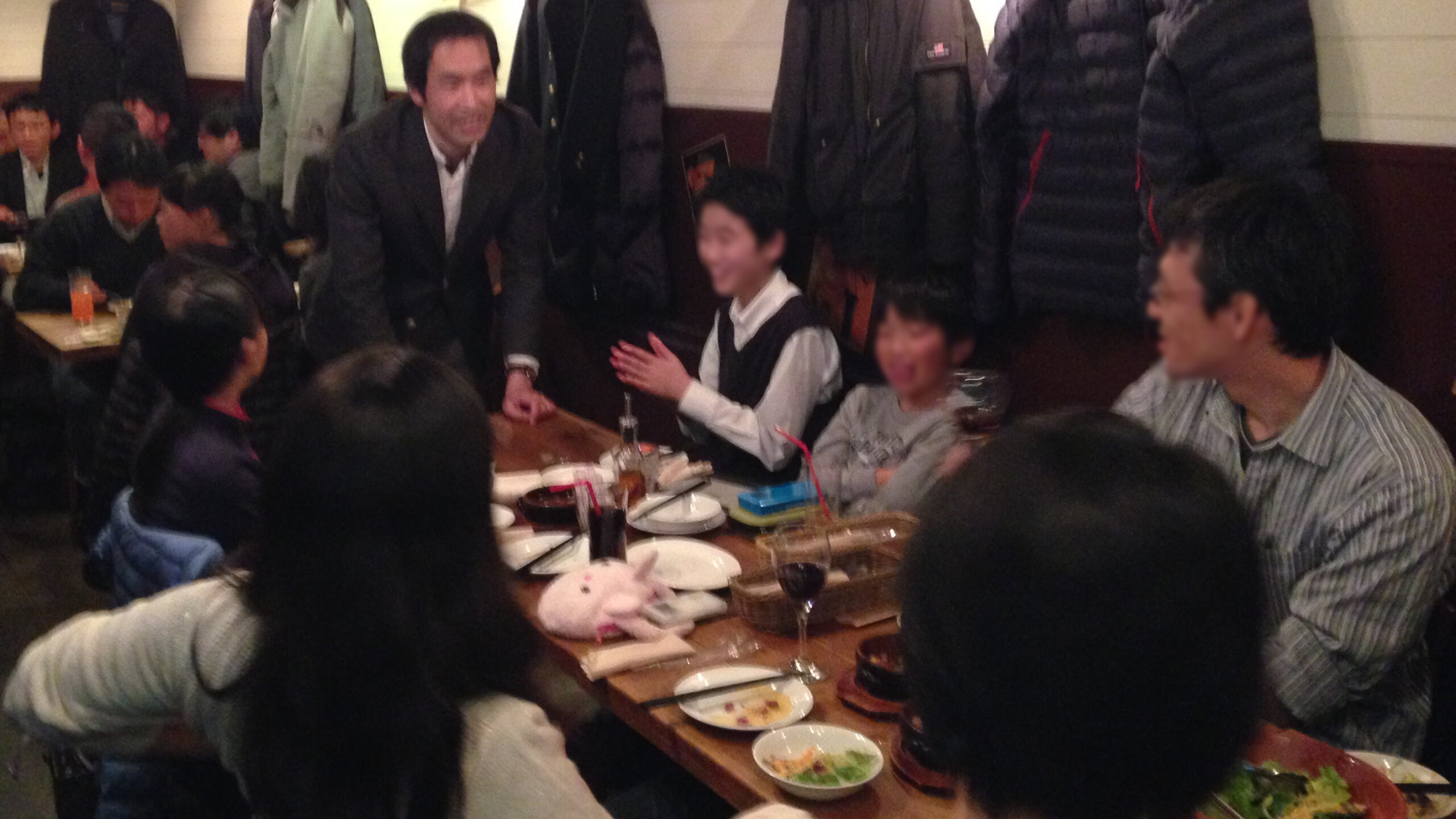 二家族一緒のテーブル。 2015年最後のレストランマジック at TOM’s KITCHEN 千石店