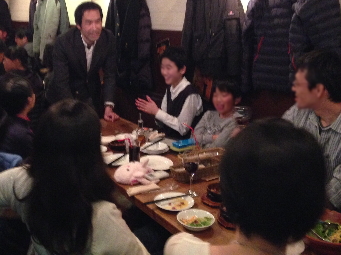 二家族一緒のテーブル。特にお子さんに喜んでもらえた。 2015年最後のレストランマジック at TOM’s KITCHEN 千石店