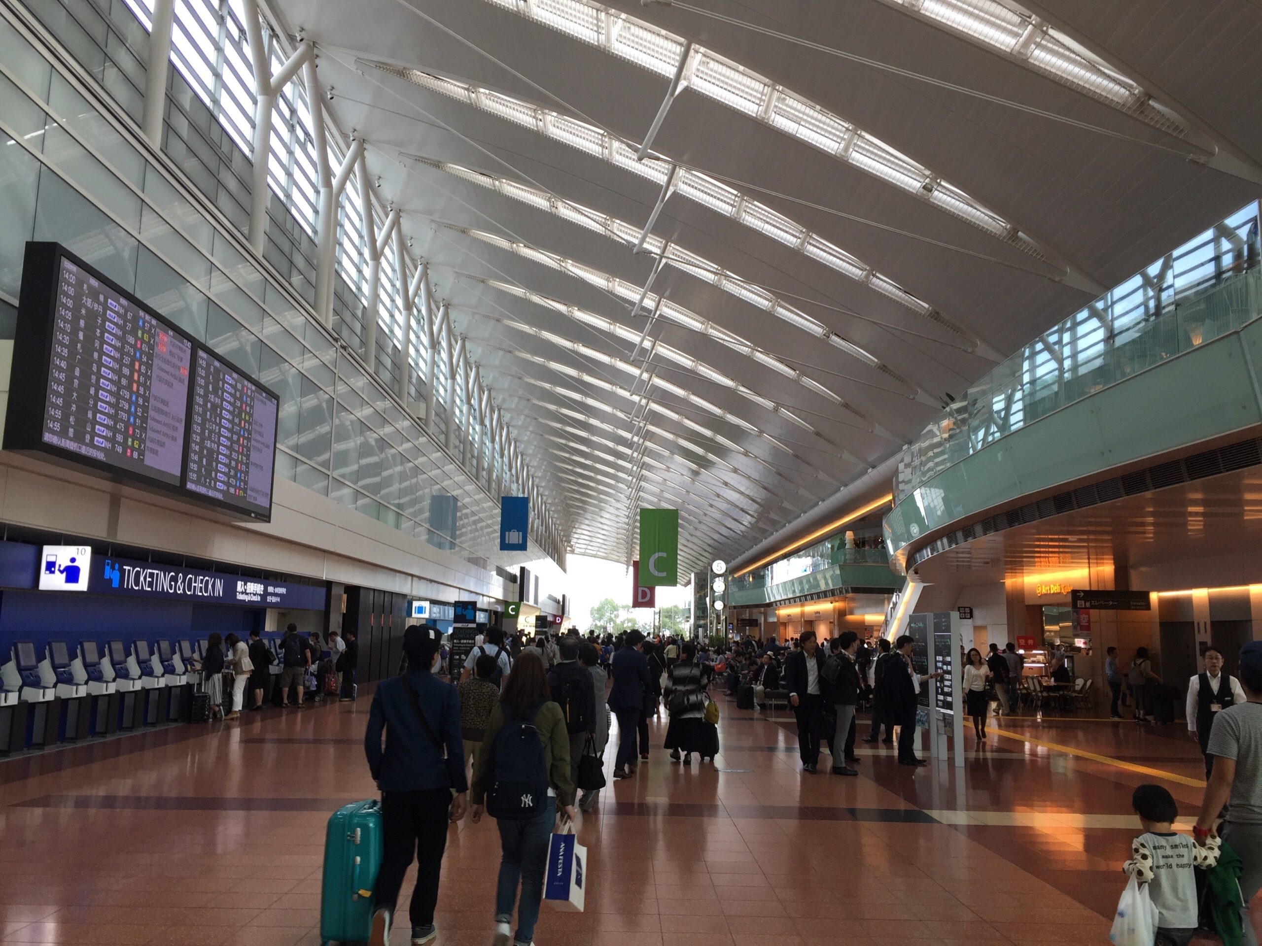 羽田空港第二ターミナル 東京の空の玄関でマジシャンがマジックを披露 in 大田区,羽田