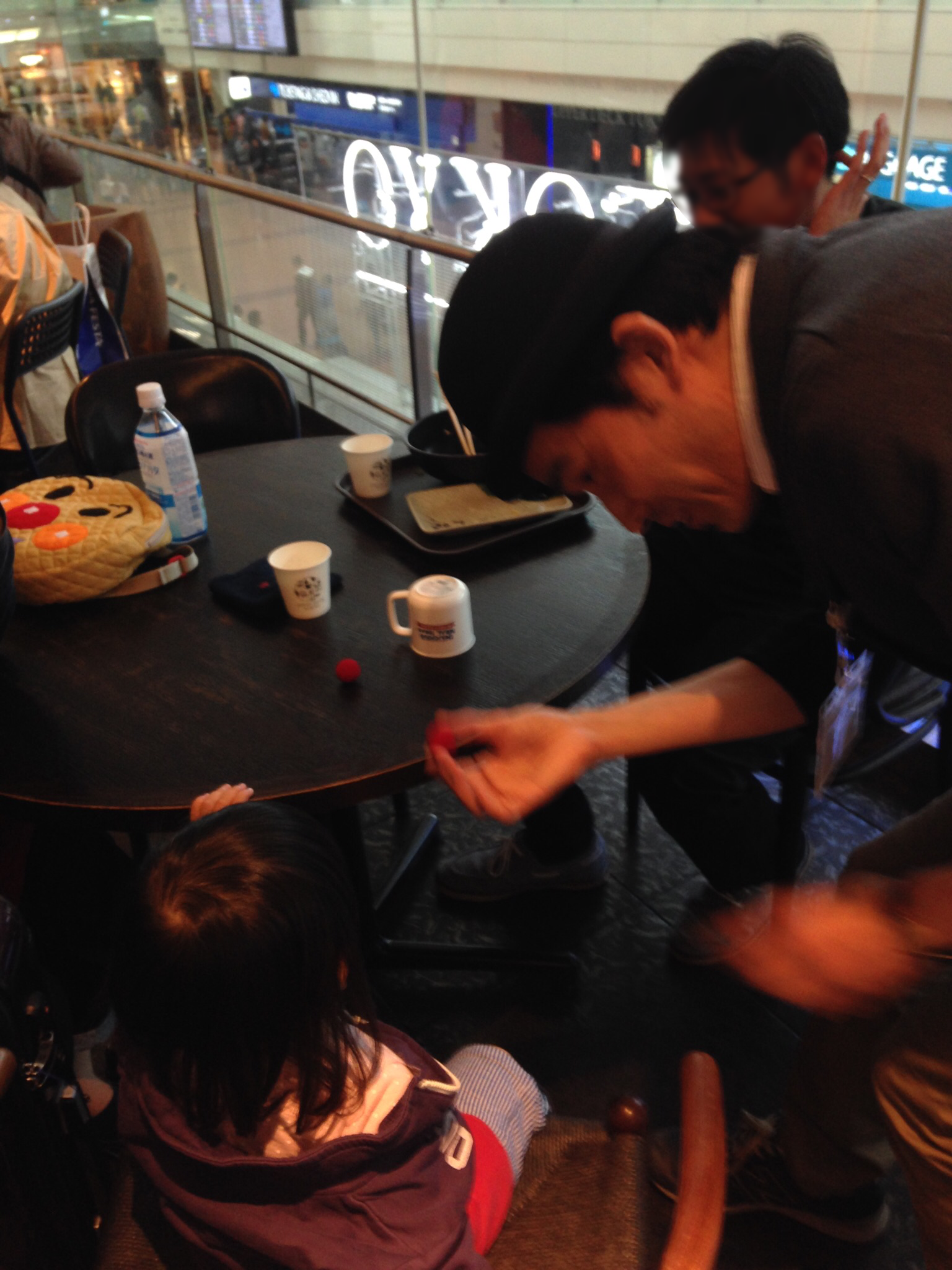 こちらは2歳未満だったように思う。 6周年イベント最後のテーブル・ホッピング・マジシャン in Haneda Airport Terminal 2