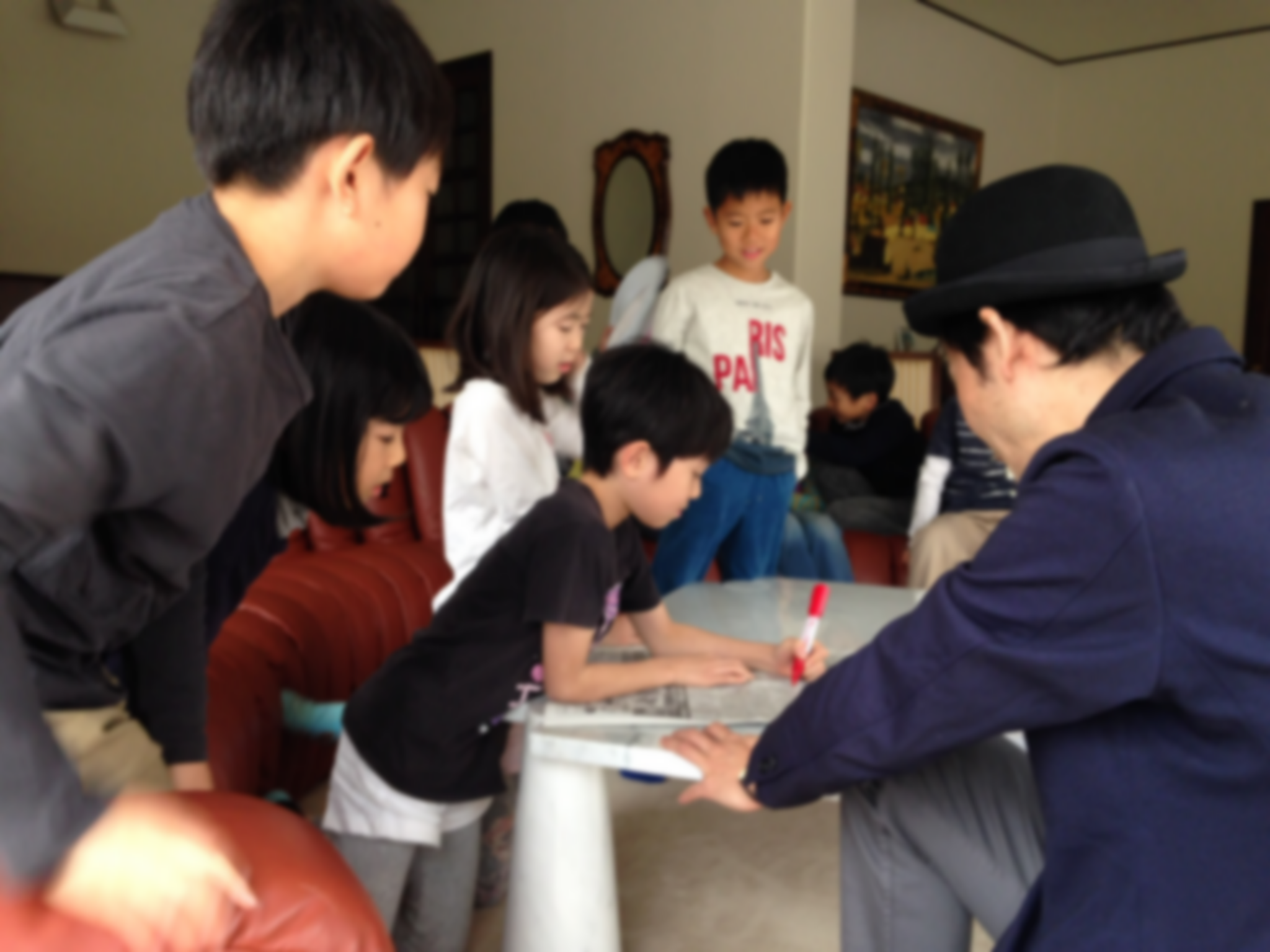 新聞紙にサインをしてもらっている。 誕生会にマジシャン出張子供向け マジックショー in 東京都青梅市