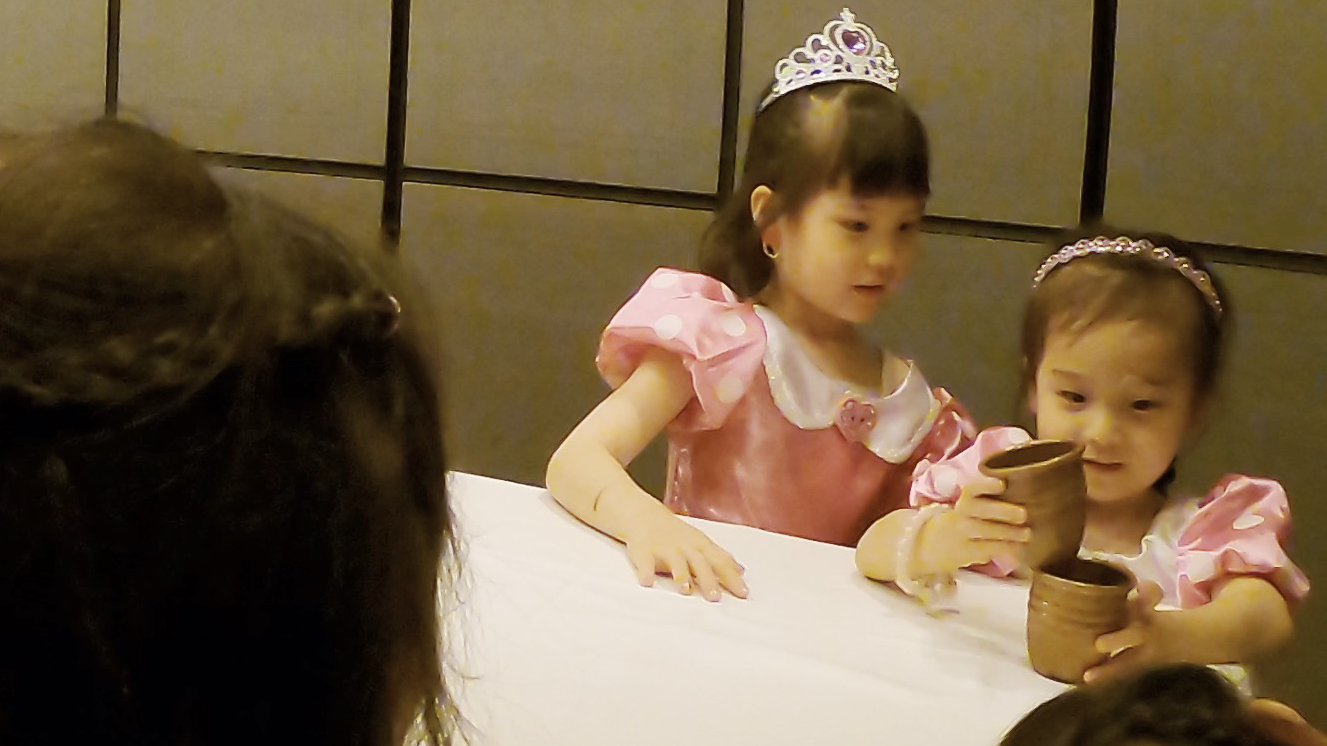 カップがカップを貫通するのをチャレンジしている！ 5歳女の子誕生会 恵比寿ガーデンプレイス