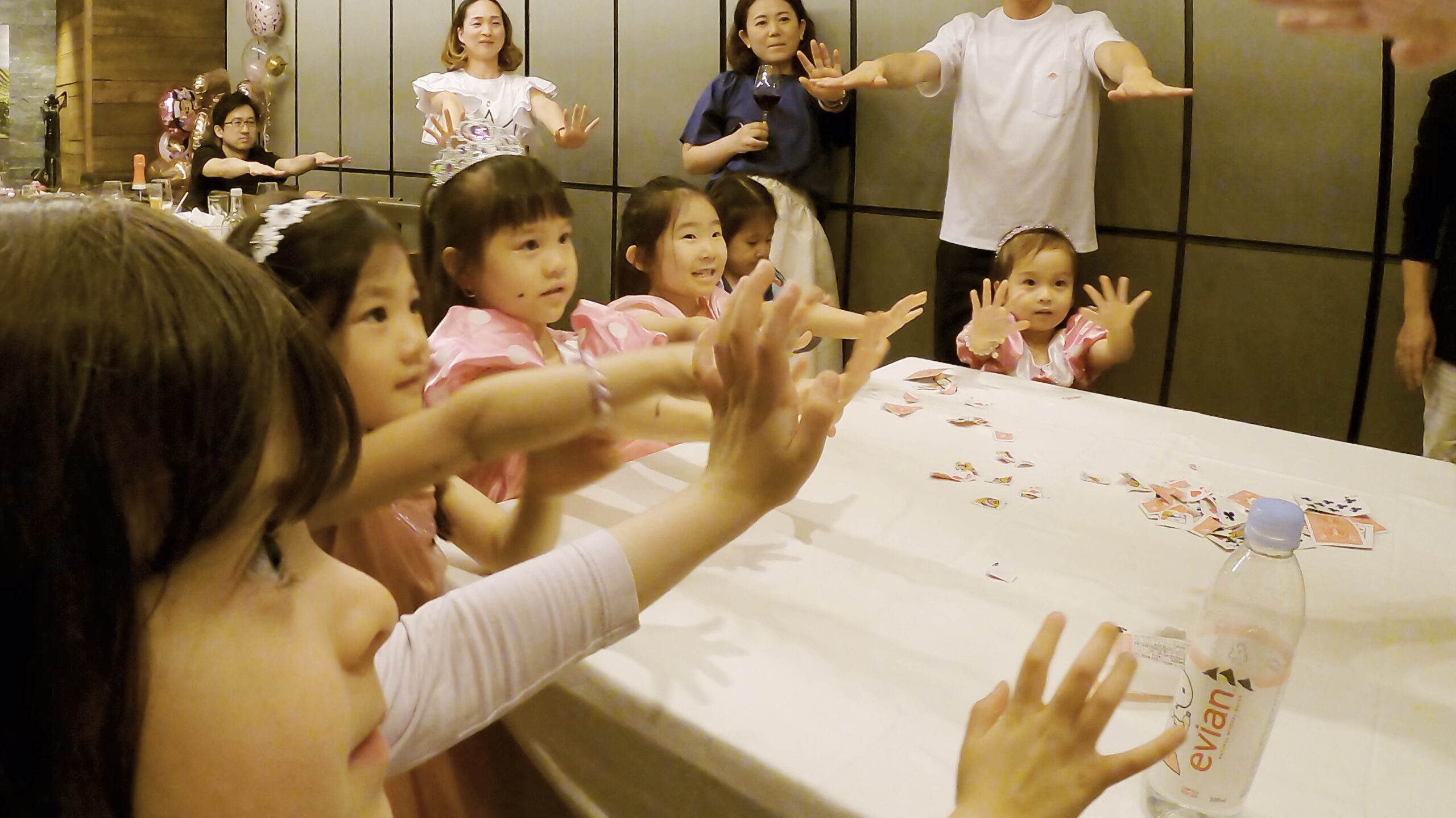 マジシャンの真似をしてもらっている！ 5歳女の子誕生会 恵比寿ガーデンプレイス