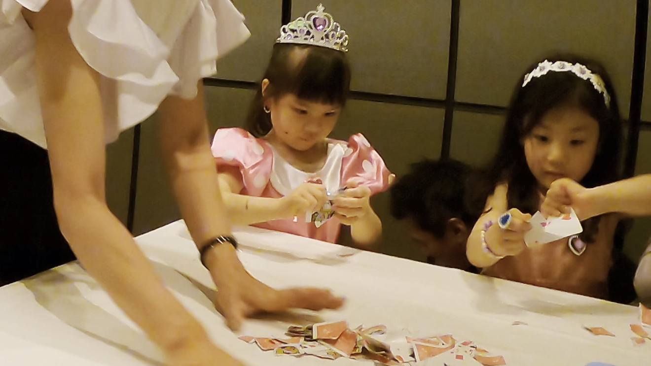 カードを破ることに夢中！ 5歳女の子誕生会 恵比寿ガーデンプレイス