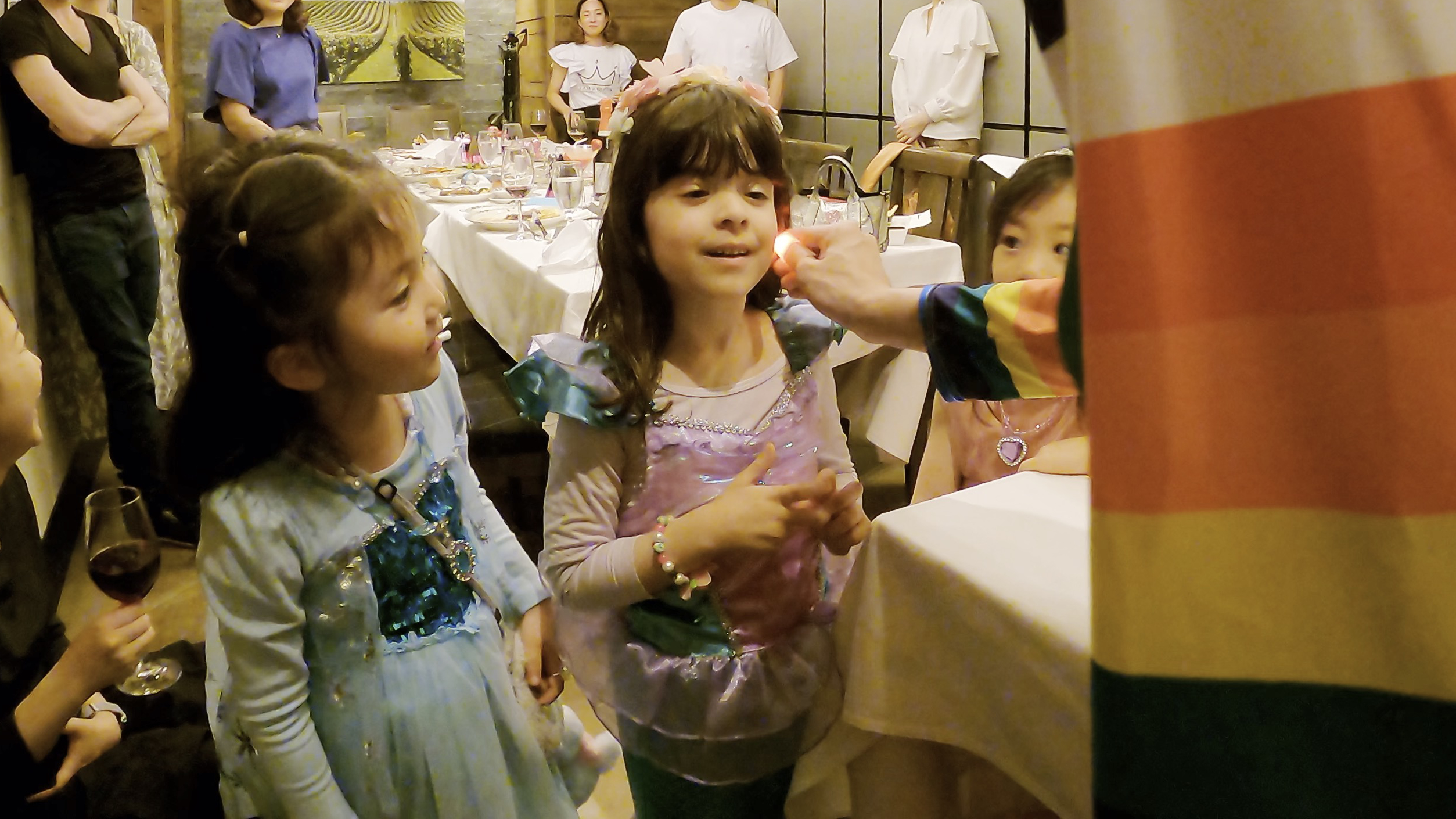 耳に入った魔法の光が反対の耳から出てくる！ 5歳女の子誕生会 恵比寿ガーデンプレイス